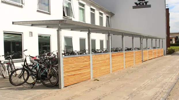 Stor PLAN cykelparkering med afskærmning i træ