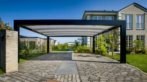 Moderne funkis carport model KUBIC til 2 biler sortlakeret på 4 søjler