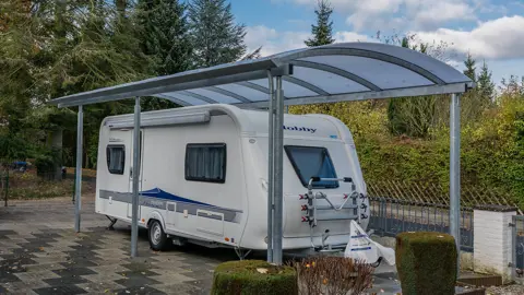 ELIPSE carport med forhøjede søjler - perfekt til campingvogn eller autocamper