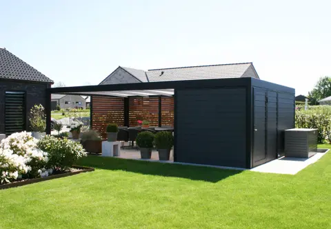 UNA overdækket terrasse og redskabsrum under samme tag