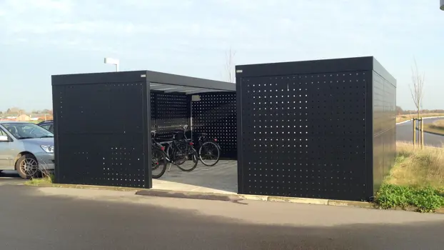 UNA cykelparkering med pulverlakerede hulplader på siderne