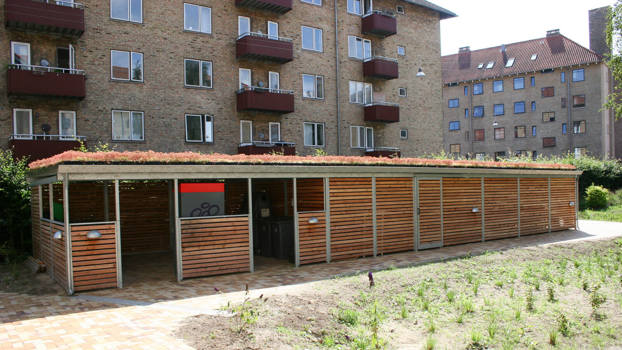 PLAN cykelparkering og aflåst rum på hele 80 m² med lamelbeklædning og sedumtag