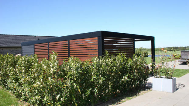 Fritstående overdækket terrasse placeret med udsigt over søen