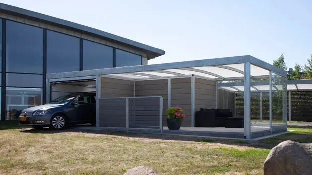 UNA garage, redskabsrum, cykelparkering og overdækket terrasse under samme tag