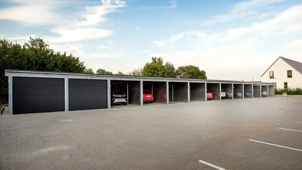 PLAN carport og garageanlæg med beklædning i malet stålklink