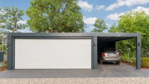 KUBIC carport-garage. Konstruktionen er pulverlakeret grå med hvid port