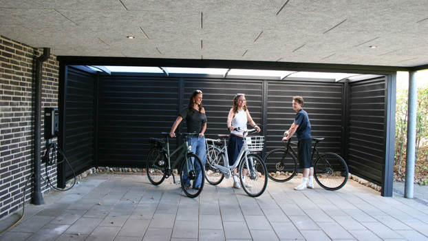 UNA sortlakeret cykeloverdækning i forlængelse af integreret carport