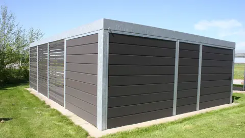 UNA Dobbelt Carport Med Redskabsrum Og Lameller