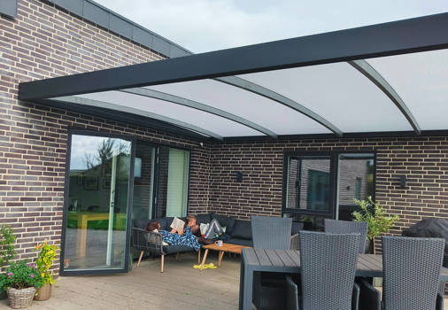 Ekstra uderum til hygge året rundt med en UNA terrasseoverdækning