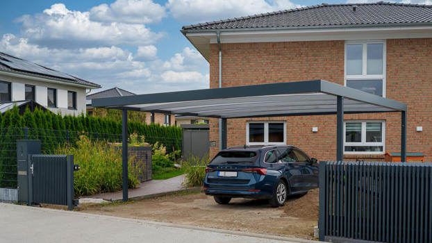 Sortlakeret UNA carport hvor søjlerne er trukket tilbage for lettere ind- og udkørsel