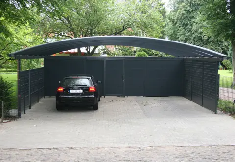 Carport med buet tag til 2 biler og fx en trailer. Beklædning på 3 sider