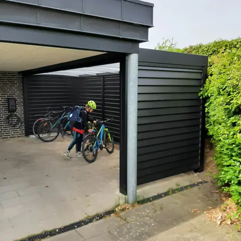 UNA cykeloverdækning – nem parkering af familiens cykler